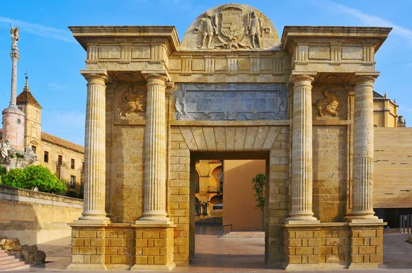 Puerta del puente w Kordoba, Hiszpania — Zdjęcie stockowe