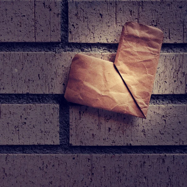 Corazón en una pared de ladrillo —  Fotos de Stock