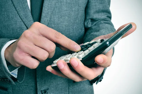 Hombre de negocios usando una calculadora — Foto de Stock