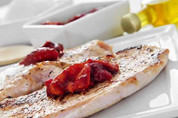 Izgara tavuk eti ızgara kırmızı biber ile — Stok fotoğraf