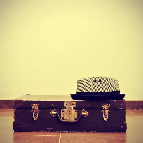 Шляпа и старый чемодан — стоковое фото