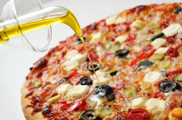 Pizza z boczkiem, warzywa, koziego sera i oliwek — Zdjęcie stockowe
