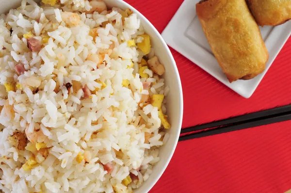 中国的炒的米饭和 springrolls — 图库照片