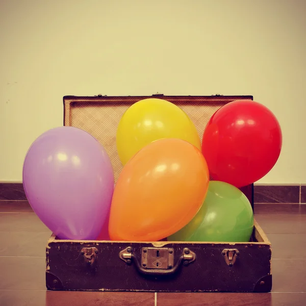 在一只旧手提箱的气球 — 图库照片