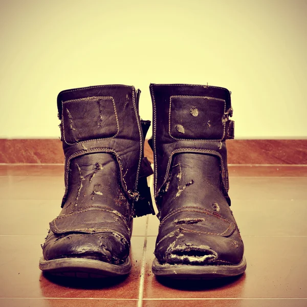 Потертые и разорванные ботинки — стоковое фото