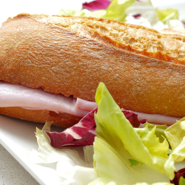 Sanduíche de presunto e salada — Fotografia de Stock