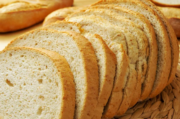 Skivor av pan de payes, en runda bröd som är typiska för Katalonien, Spa — Stockfoto