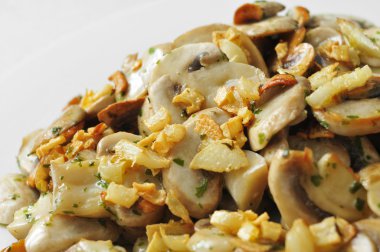 sarmısak ve maydanoz ile pişirilmiş mantar