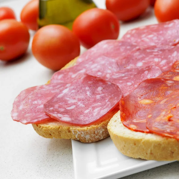 Brotscheiben mit spanischem Salchichon und Chorizo — Stockfoto