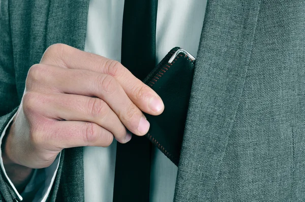 Mann im Anzug zückt seine Brieftasche — Stockfoto