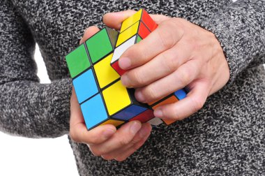 genç adam ve küp puzzle