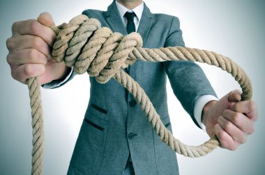 hangmans ilmek ile ipi tutan takım elbiseli adam