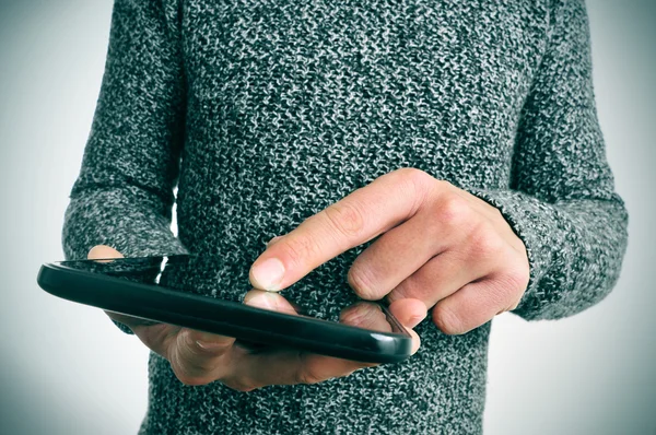 Homem usando um computador tablet — Fotografia de Stock