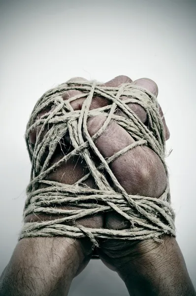 Homem mãos amarradas com corda — Fotografia de Stock