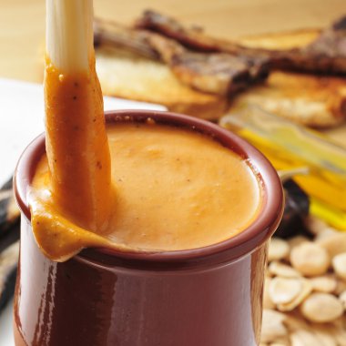 geroosterd calcots, zoete uien en romesco saus typisch voor ca