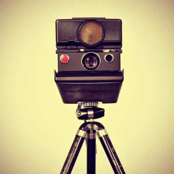 Старый мгновенный фотоаппарат в штативе — стоковое фото