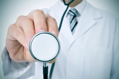 Doktor bir stetoskop kullanarak