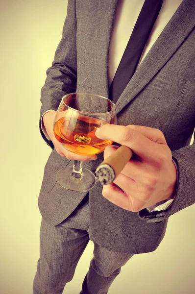 Férfi ruha egy szivart és egy pohár pálinkával — Stock Fotó