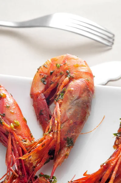 Spanish shrimps with garlic and parsley — Stock Photo, Image