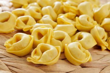 pişmemiş tortellini