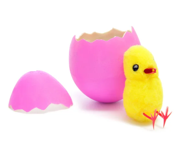 Pollito de peluche y huevo de Pascua rosa eclosionada —  Fotos de Stock