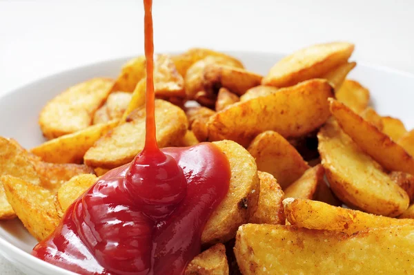 Home frites met ketchup — Stockfoto