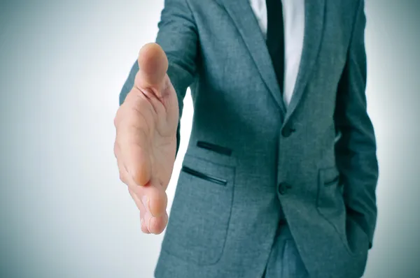 Uomo in giacca e cravatta che offre di stringere la mano — Foto Stock