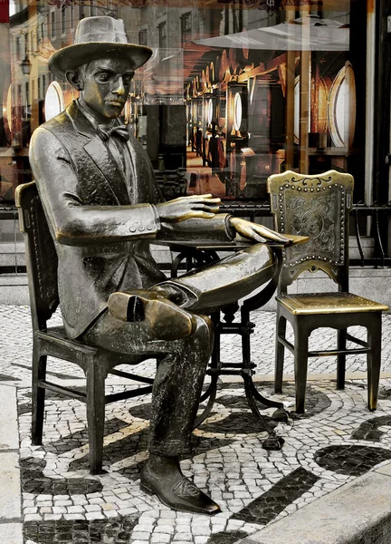 Estatua de Fernando Pessoa a las afueras de Café A Brasileira en Lisboa — Foto de Stock