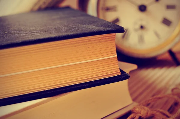 Старые книги и старый будильник, с ретро-эффектом — стоковое фото
