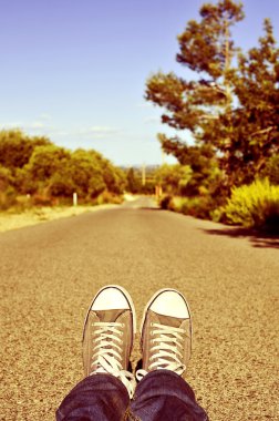 adam bir yolda yatarken