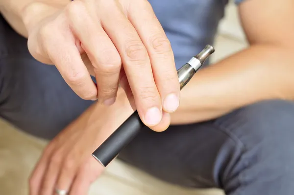 Vaping with an electronic cigarette — Stock Photo, Image