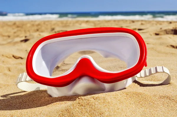 Водолазная маска на песке пляжа — стоковое фото