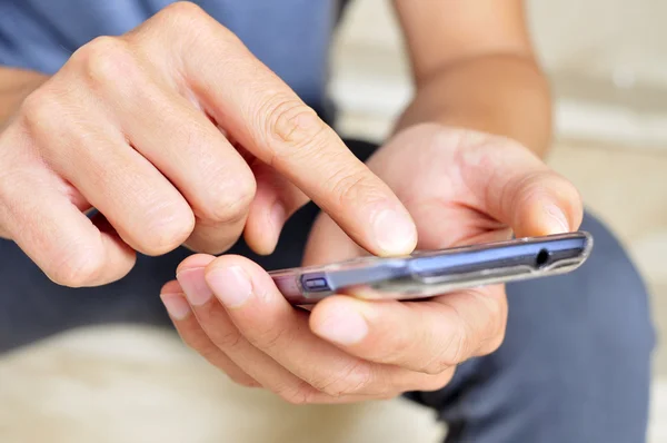 Young man using a smartphone — Stock Photo, Image