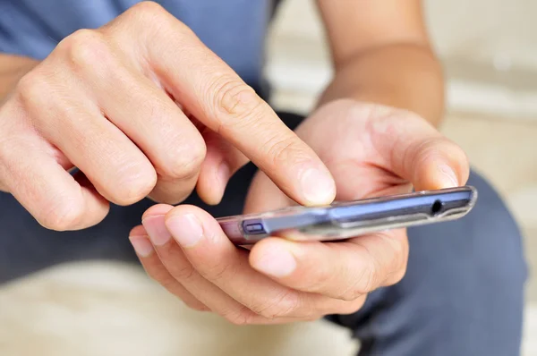 Joven usando un teléfono inteligente — Foto de Stock