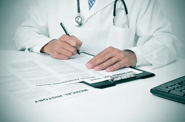 Un médecin dans son bureau — Photo