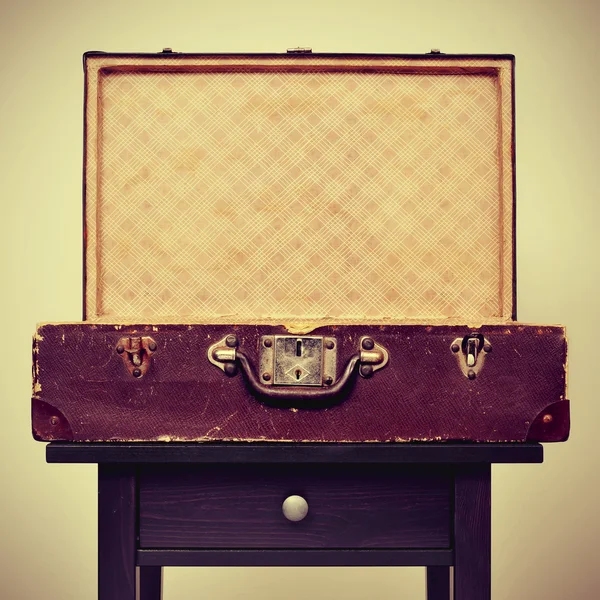 Vecchia valigia su un tavolo, con effetto retrò — Foto Stock