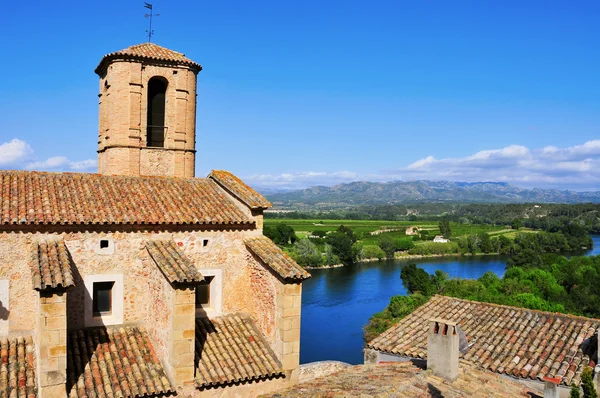 Esglesia vella kyrkan och ebro flod i miravet, Spanien — Stockfoto