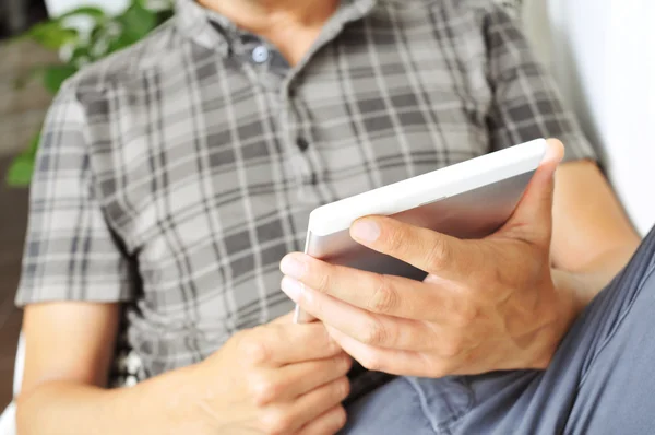 Joven usando una tableta — Foto de Stock