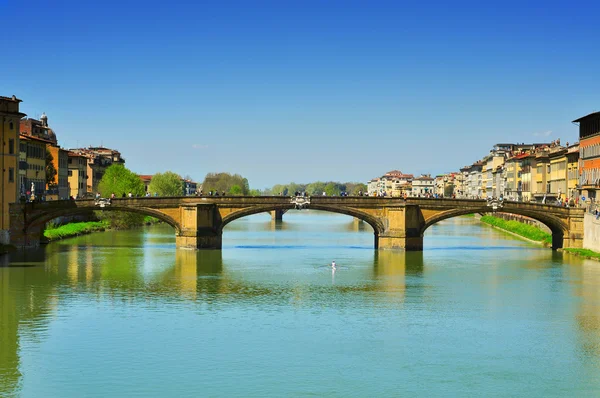 Fiume Arno e Ponte Santa Trinita a Firenze — Foto Stock