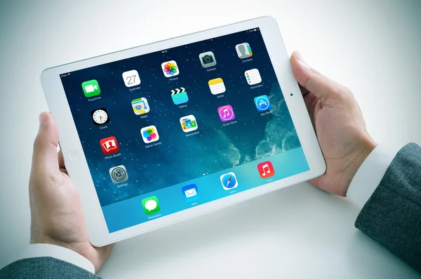Hombre de negocios usando el nuevo iPad Air — Foto de Stock