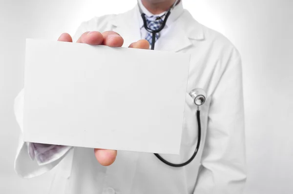 Médico mostrando uma placa em branco — Fotografia de Stock