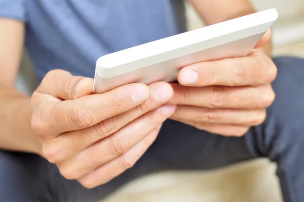 Jonge man met behulp van een tablet computer — Stockfoto