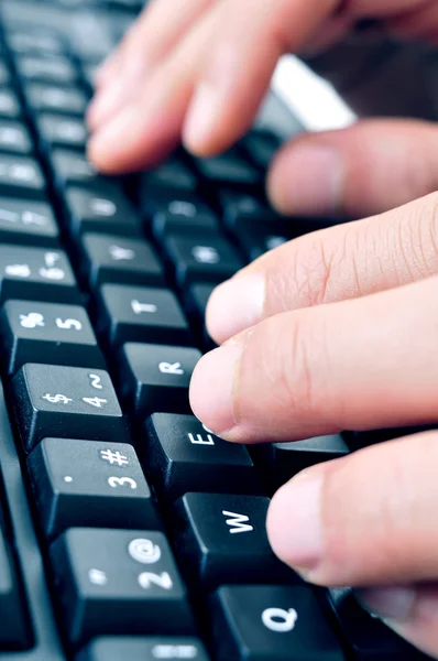 Escribir en un teclado de computadora — Foto de Stock