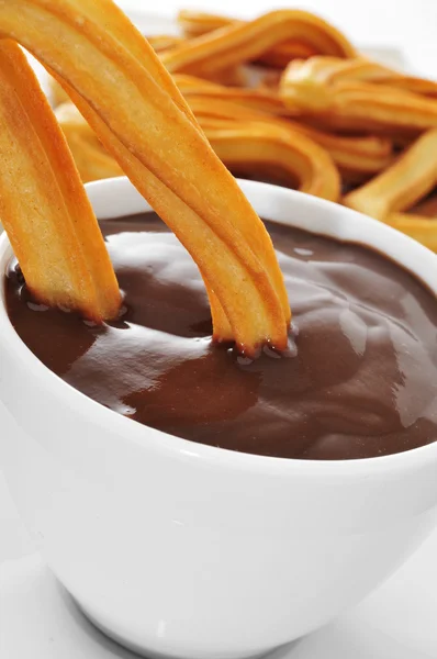 Churros con chocolate, um típico lanche doce espanhol — Fotografia de Stock