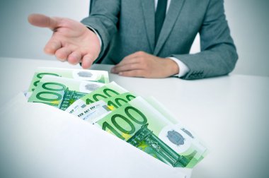 euro ürün reçetelerinin dolu bir zarf alarak adam