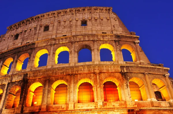 El Coliseo de Roma, Italia, por la noche — Foto de Stock