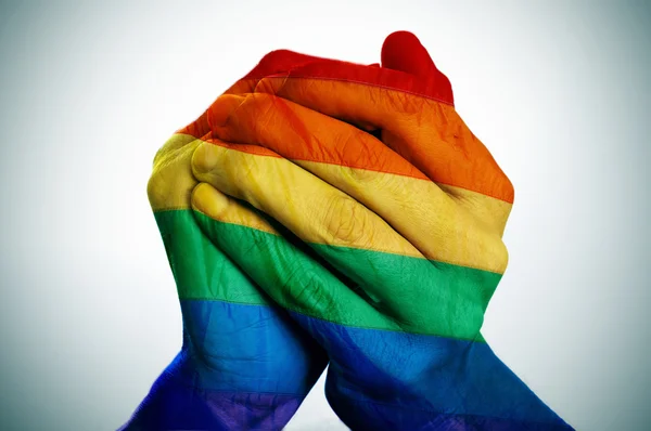Manos de hombre modeladas como la bandera del arco iris — Foto de Stock