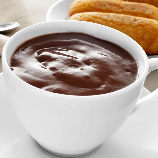 Xocolata i melindros, forró csokoládé és jellemző süteményeit szolgálják fel a macska — Stock Fotó