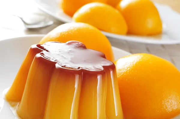 Crème caramel och Persikokonserv i sockerlag — Stockfoto