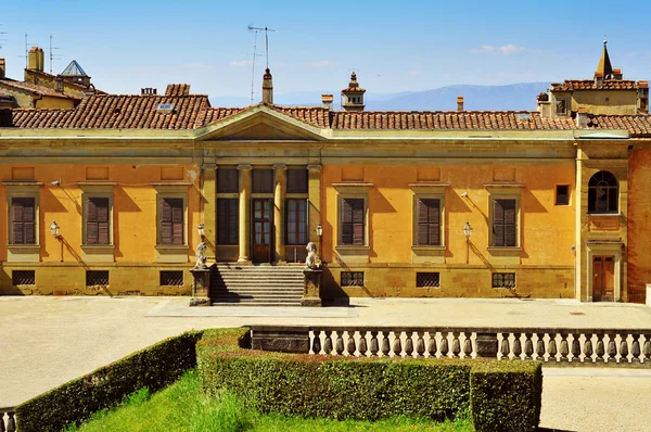 Vista trasera del Palazzo Pitti en Florencia, Italia — Foto de Stock